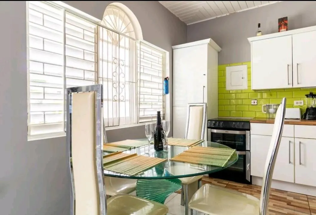 Sleek 4Ppl Apartment, Pool, Parking, Gated, Cctv & Wifi 奥乔里奥斯 0*,  牙买加